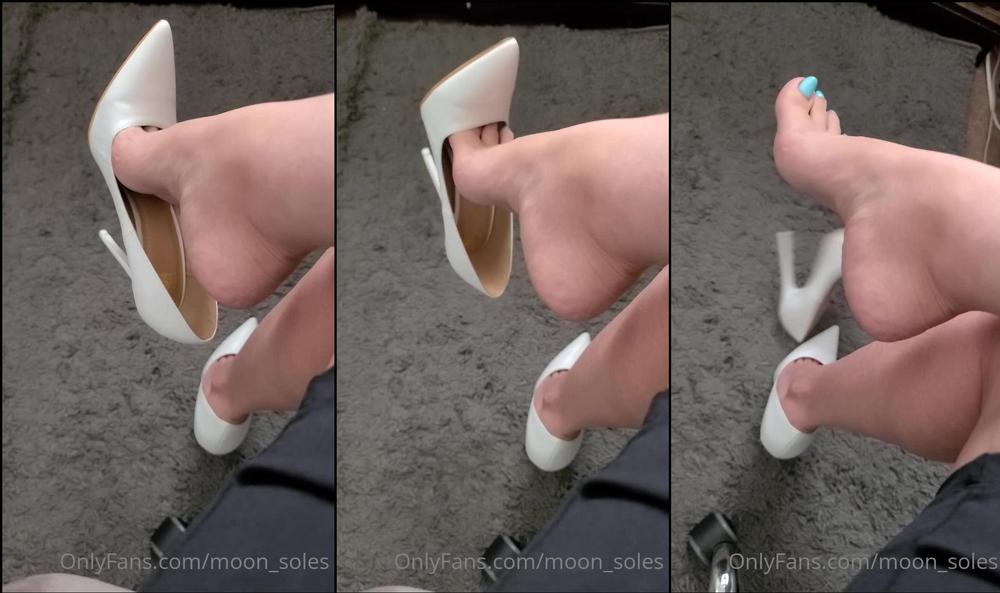 moon_soles 05 04 2022 2415866739 Dangling sexy heels