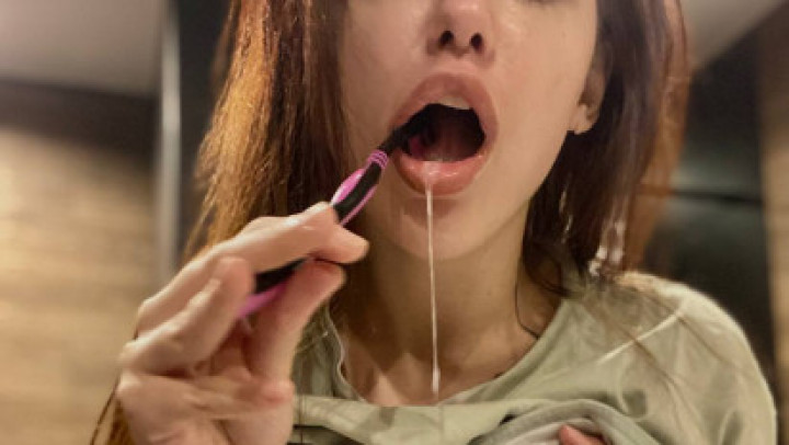 brushing teeth at mo - Jan 18, 2022