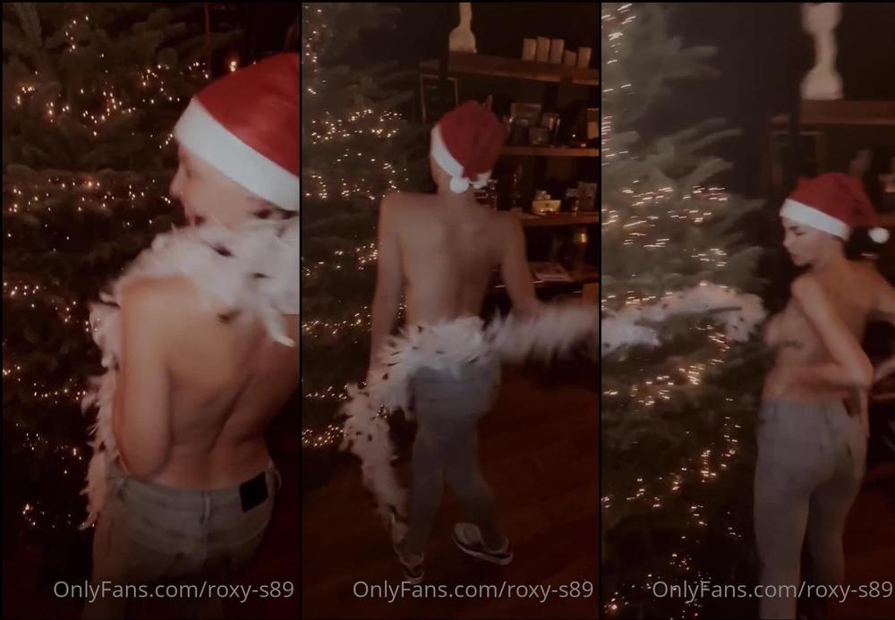 roxy s89 05 12 2021 2293463584 Always fun when I'm decorating the Christmas tree 