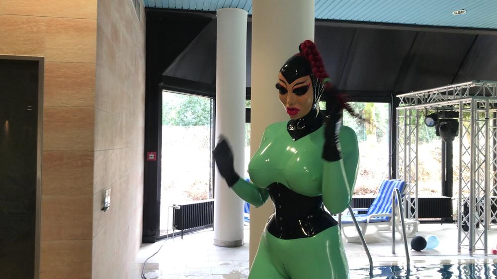 mfetilicious 02 04 2018 8354449 poolfun in heavy rubber
