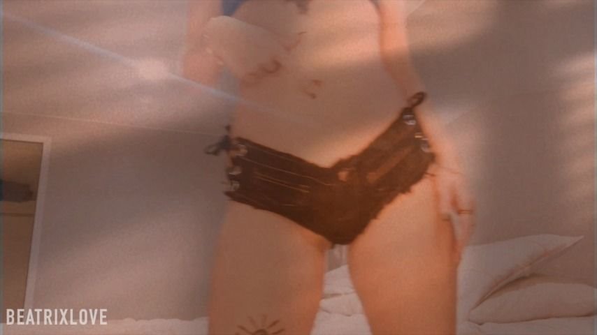Beatrixlove Fingering My Belly Button