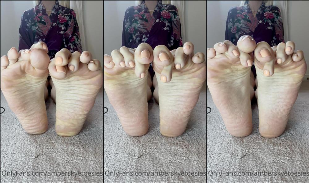 amberskyetoesies 04 05 2022 2444825445 Toe cross over Sole view