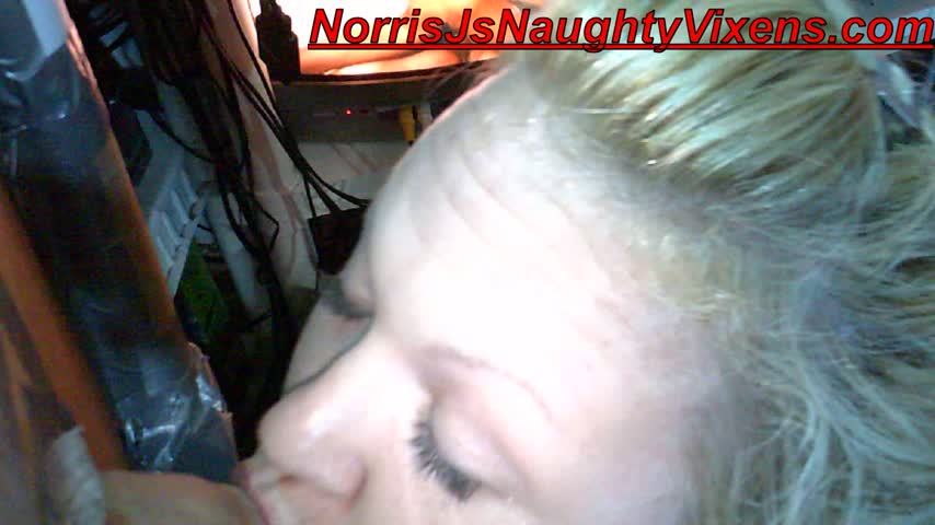 Jade the Blond bitch gives me head