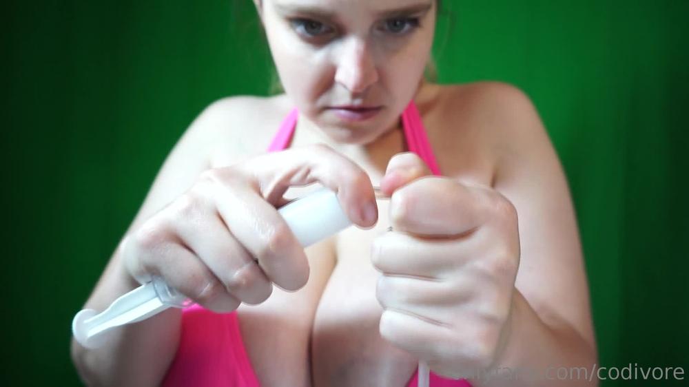 codivore 02 06 2019 35370433 Some BTS from my new video, I'm setting up the cum tube for this dick and after oiling up 