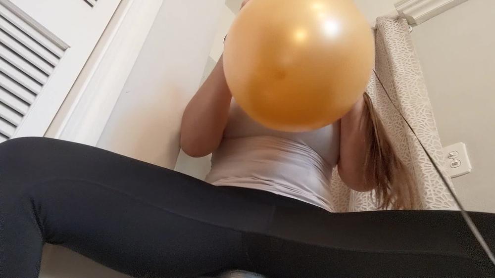 Mila_Maexo_Sucking-Helium-In-Leggings