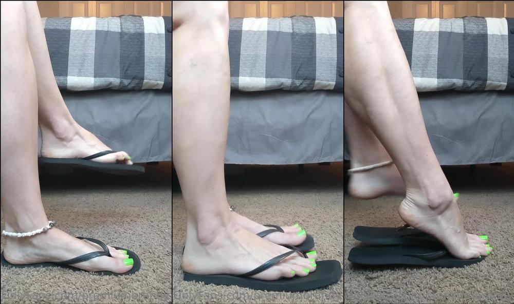 premiumbrandy 01 12 2022 2701344402 green toes black flip flop play showing off my bright green toes with these black flip flo