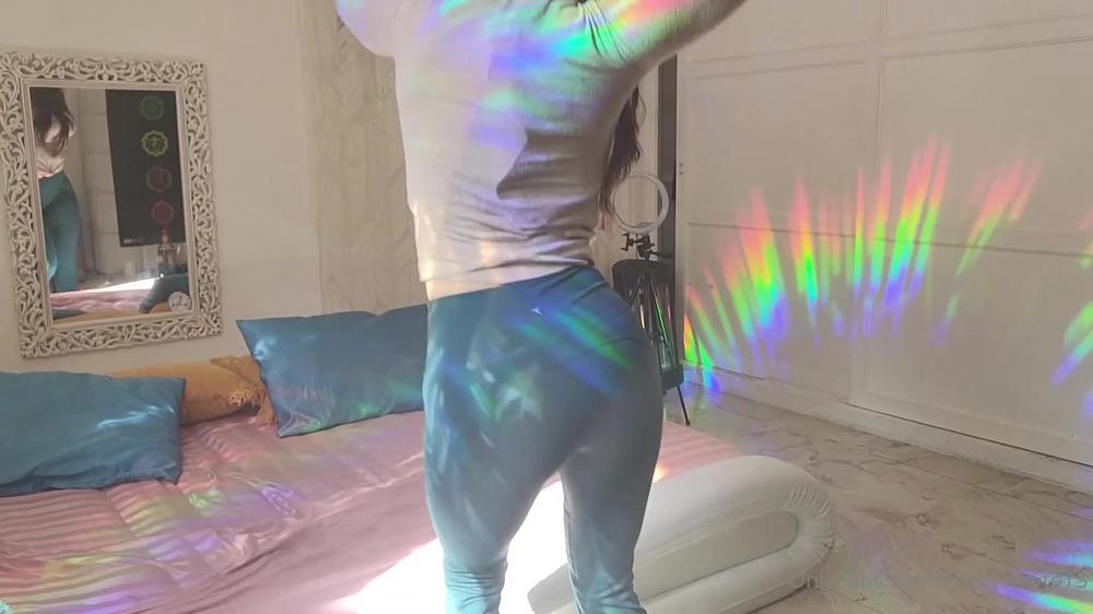 beckywhyte15 04 05 2021 2100251431 bouncing tits