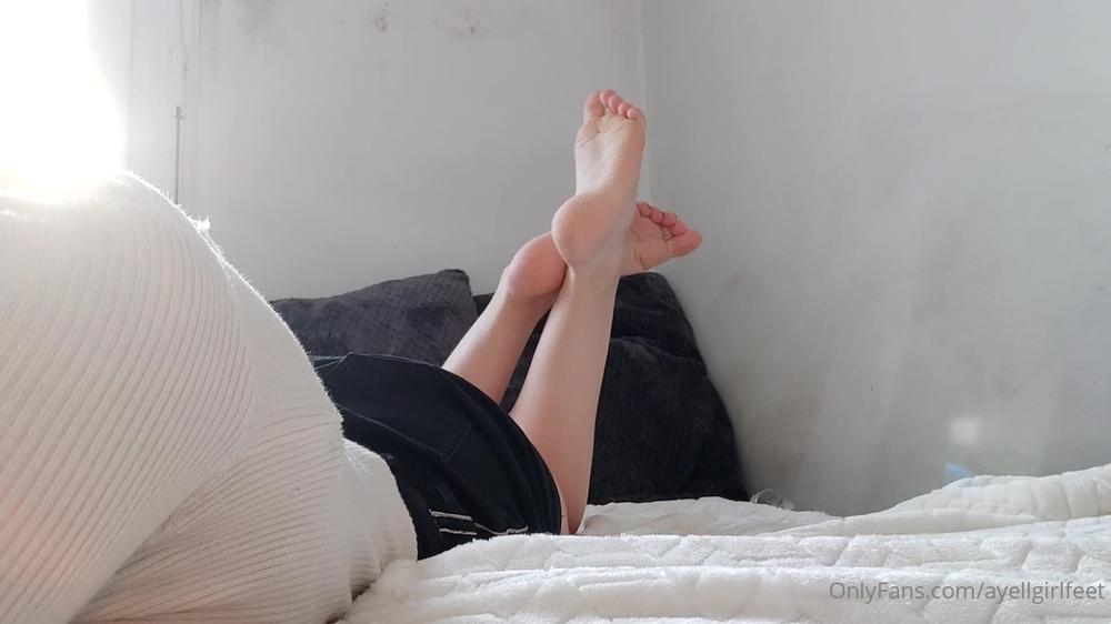 ayellgirlfeet 04 06 2022 2477446103 Je te montre mes jambes et mes pieds croisés et te fait un décompte pour te dire de fini