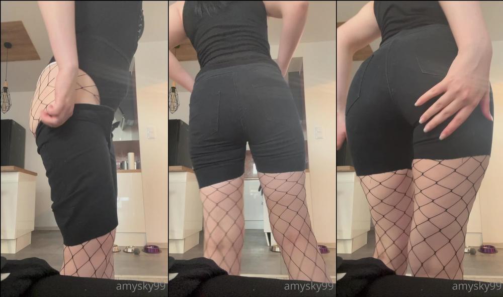 amysky99 13 08 2022 2559337662 struggling to put my shorts on.  3