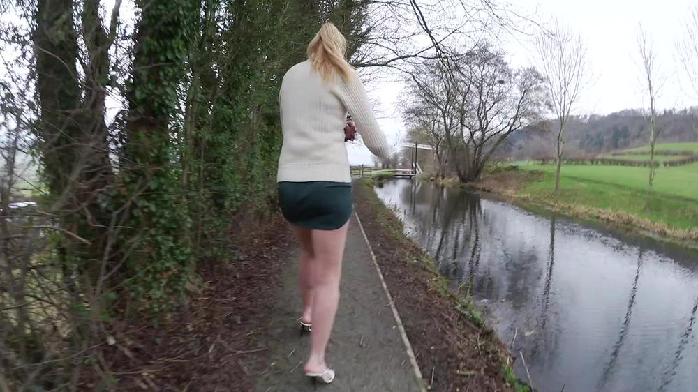 Ariel Anderssen Freezing Legs And High Heels