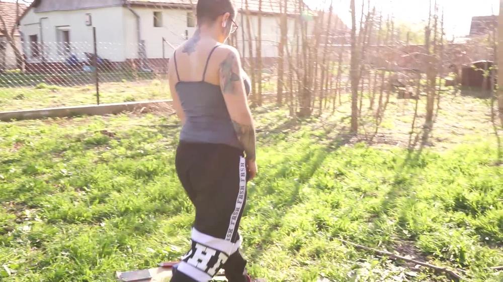Gymbabe Pee In The Garden Front Of My Neighbors