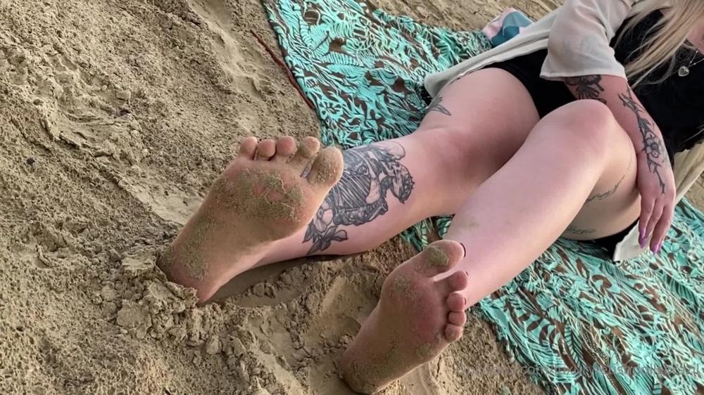 luxuryfetishdollsbrazil 07 01 2022 2323311191 hello kitty on the beach