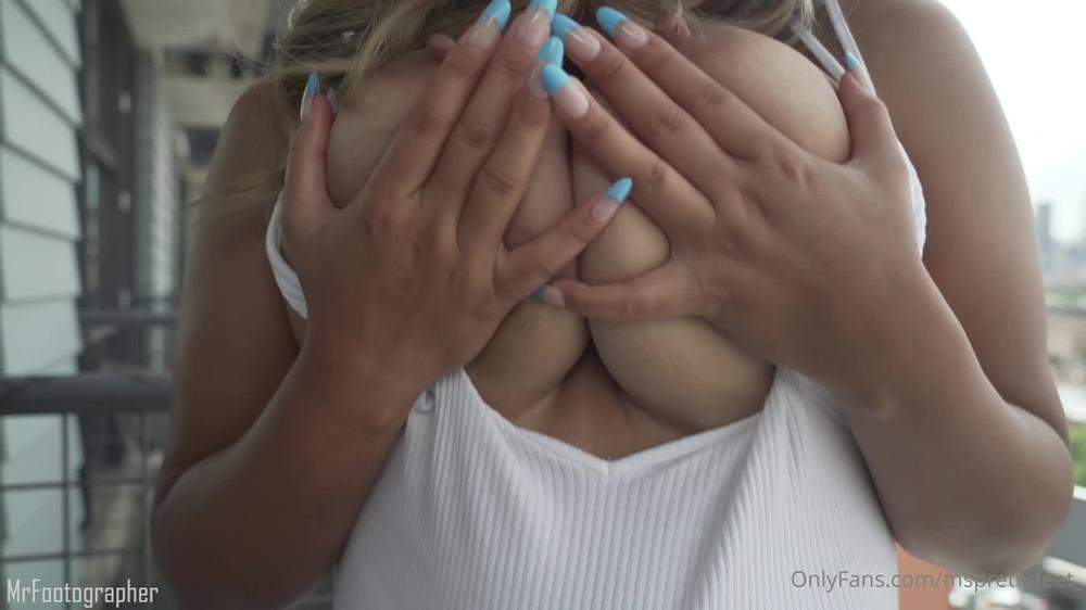 msprettyfeet_ 01 09 2021 2208939100 Oily Tits on a nyc balcony Do yâall like public titty videos