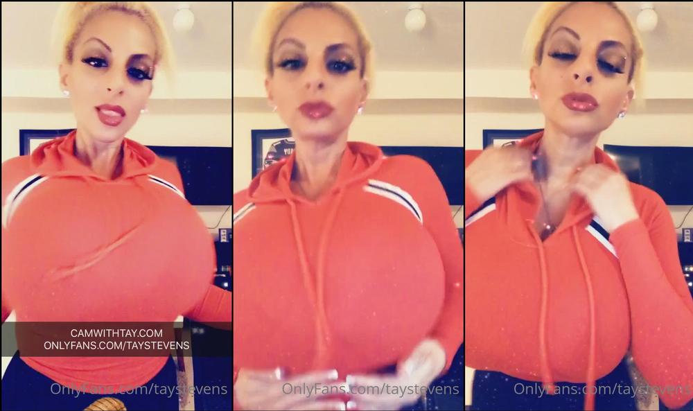 taystevens 02 05 2020 276143866 Right n tight in this hoodie