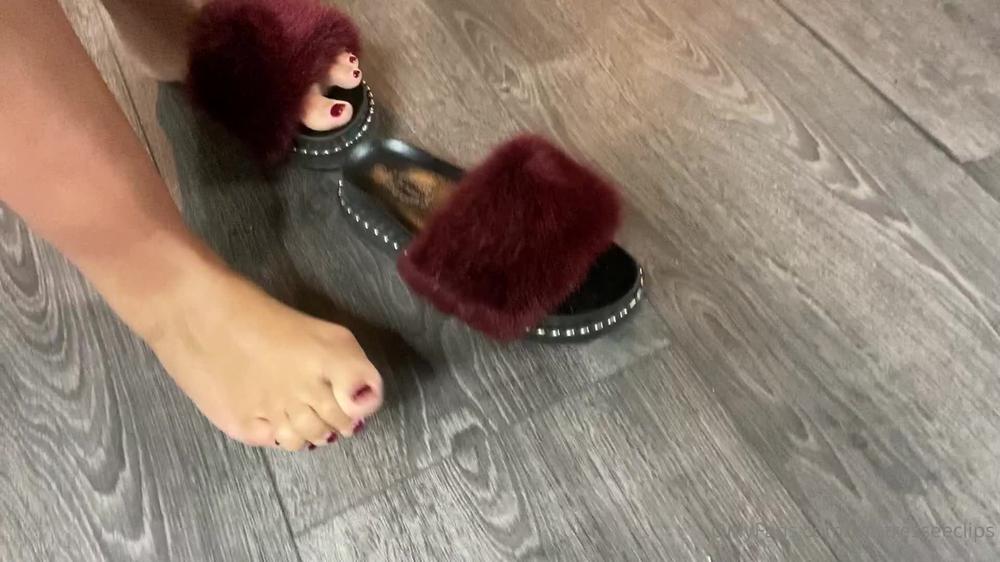 mistresseeclips 02 06 2021 2125504628 Fluffy shoes, dirty feet