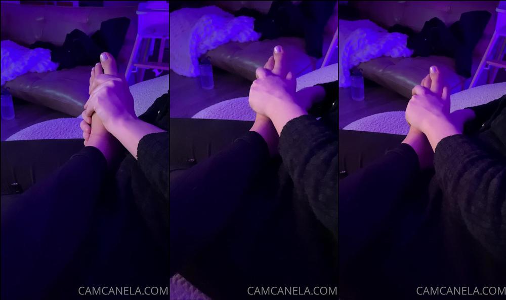 cameroncanela 01 01 2021 1999121431 @porcelainpointe is rubbing my feet )