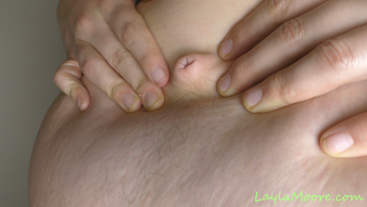 Layla Finger Fucks Her Horny Navel 4k