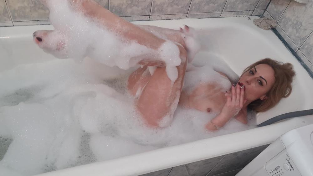 Kinkyporncpl 4K Teasing And Smoking In The Bath Tube