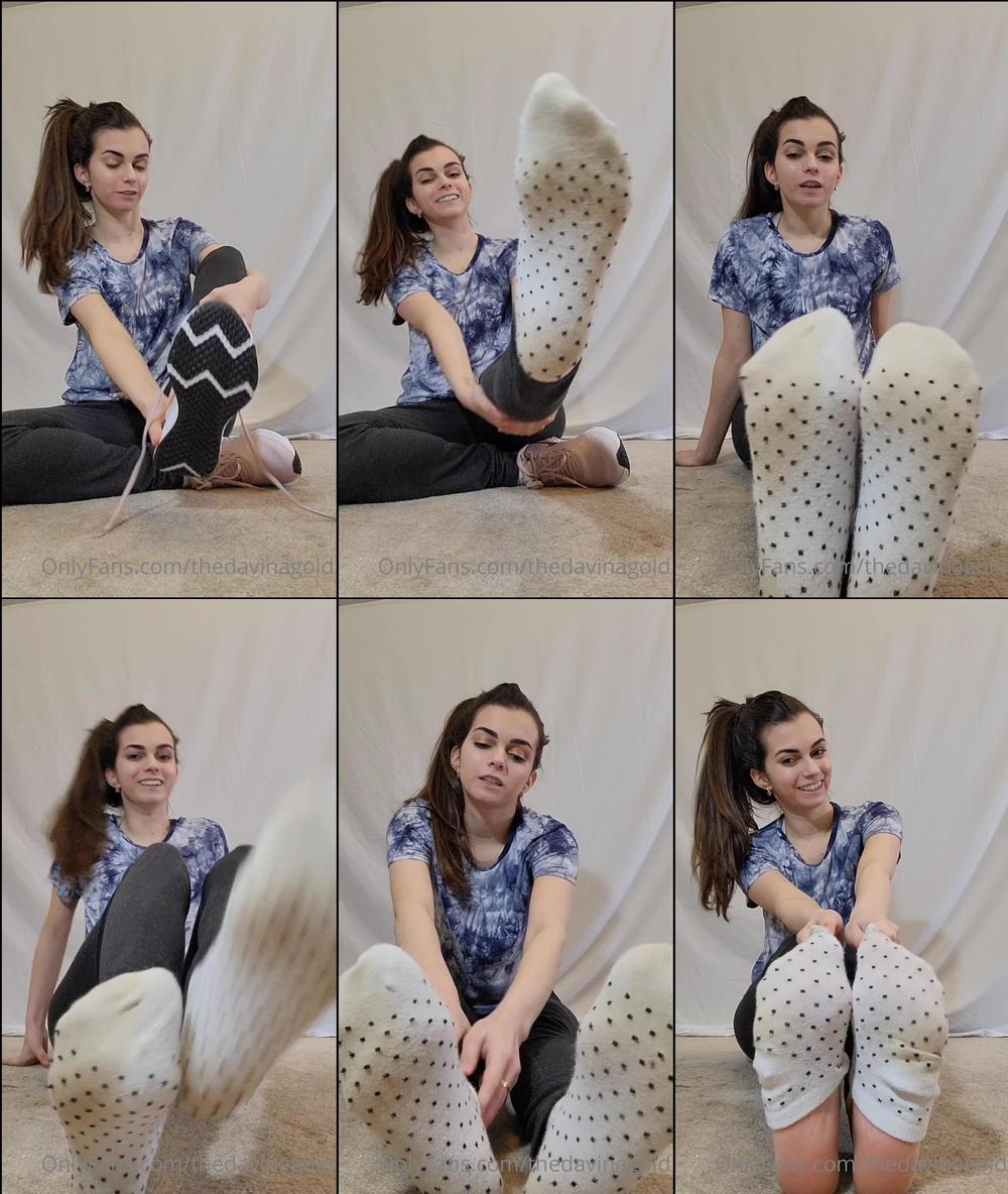 thedavinagold 03 03 2022 2381581281 Gym Shoe   Sock Removal