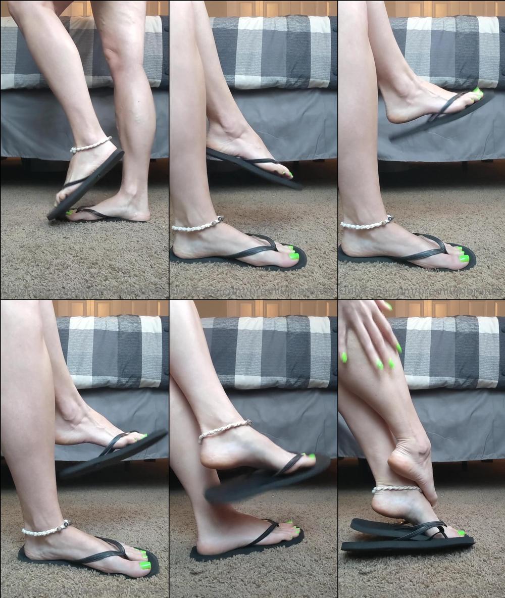 premiumbrandy 01 12 2022 2701344402 green toes black flip flop play showing off my bright green toes with these black flip flo