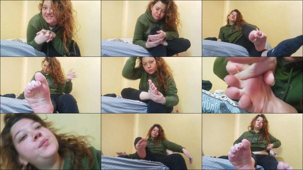MollyDolly - Molly Smells Her Stinky Sweat Feet