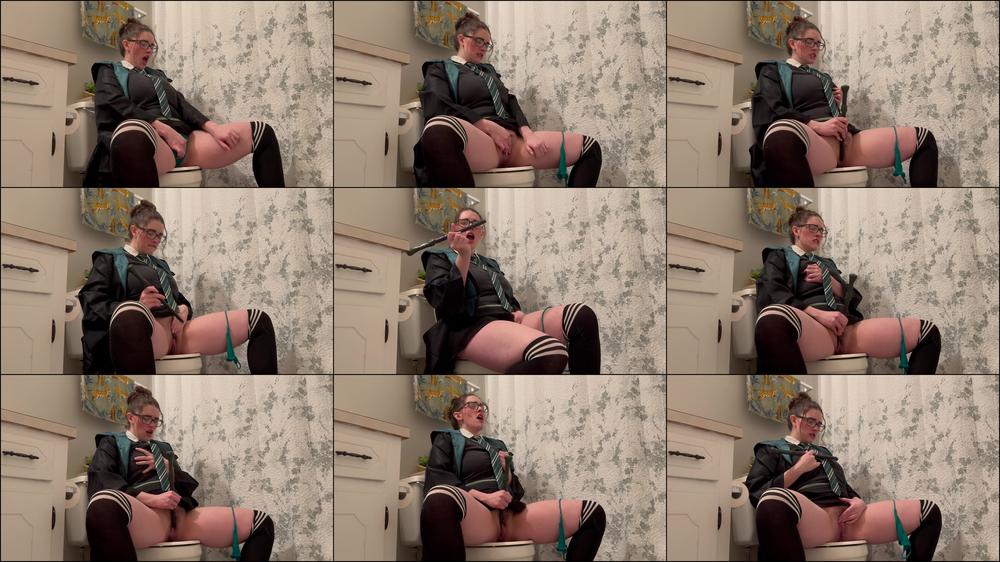 Slytherin Slut Has a Toilet Fetish