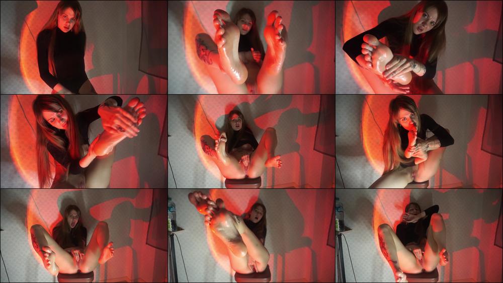 teasing pussy with oily feet