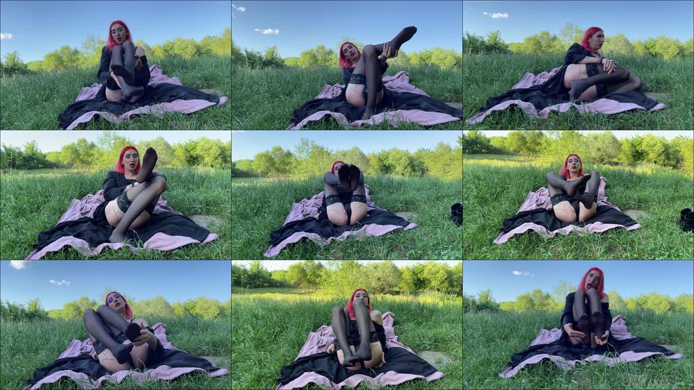 Feet play outdoor - May 30, 2022
