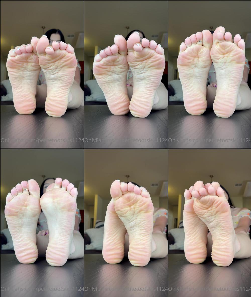 petitetootsies1124 11 04 2022 2418063277 Scrunched soles video and a few pics for your Monday 