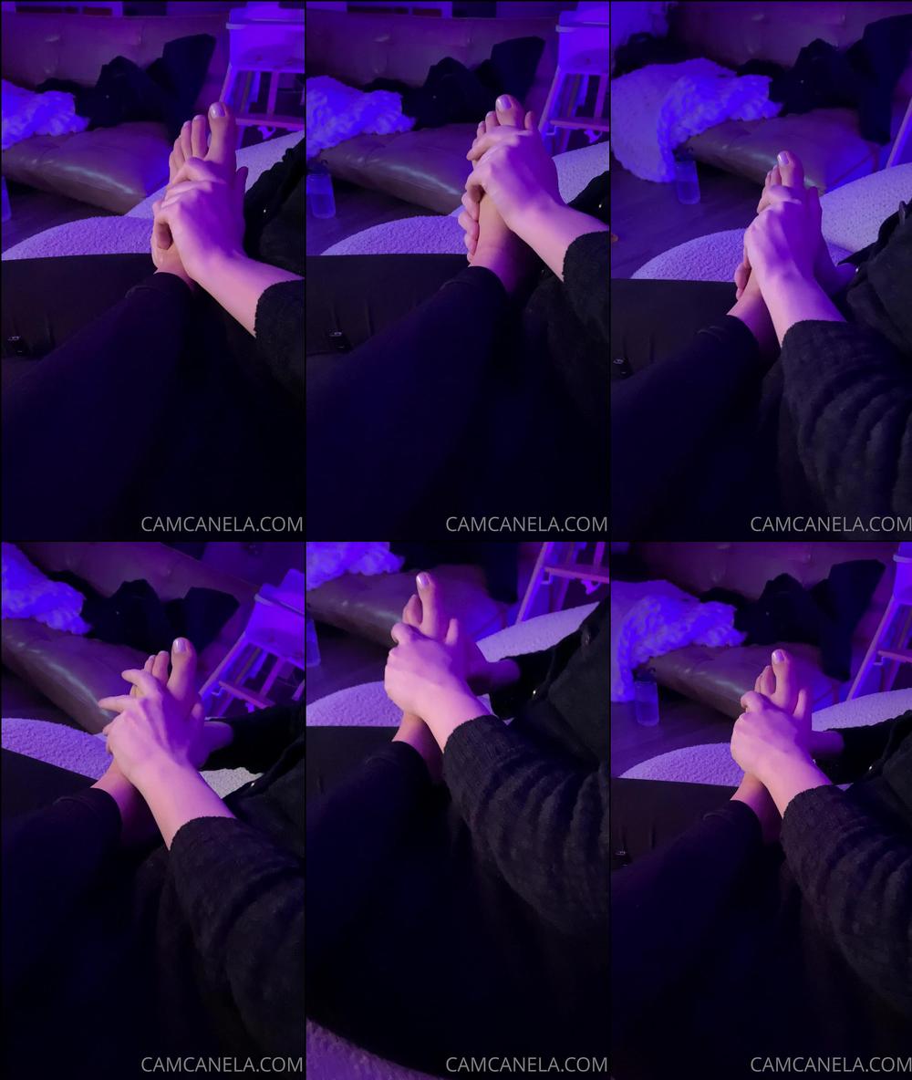 cameroncanela 01 01 2021 1999121431 @porcelainpointe is rubbing my feet  )