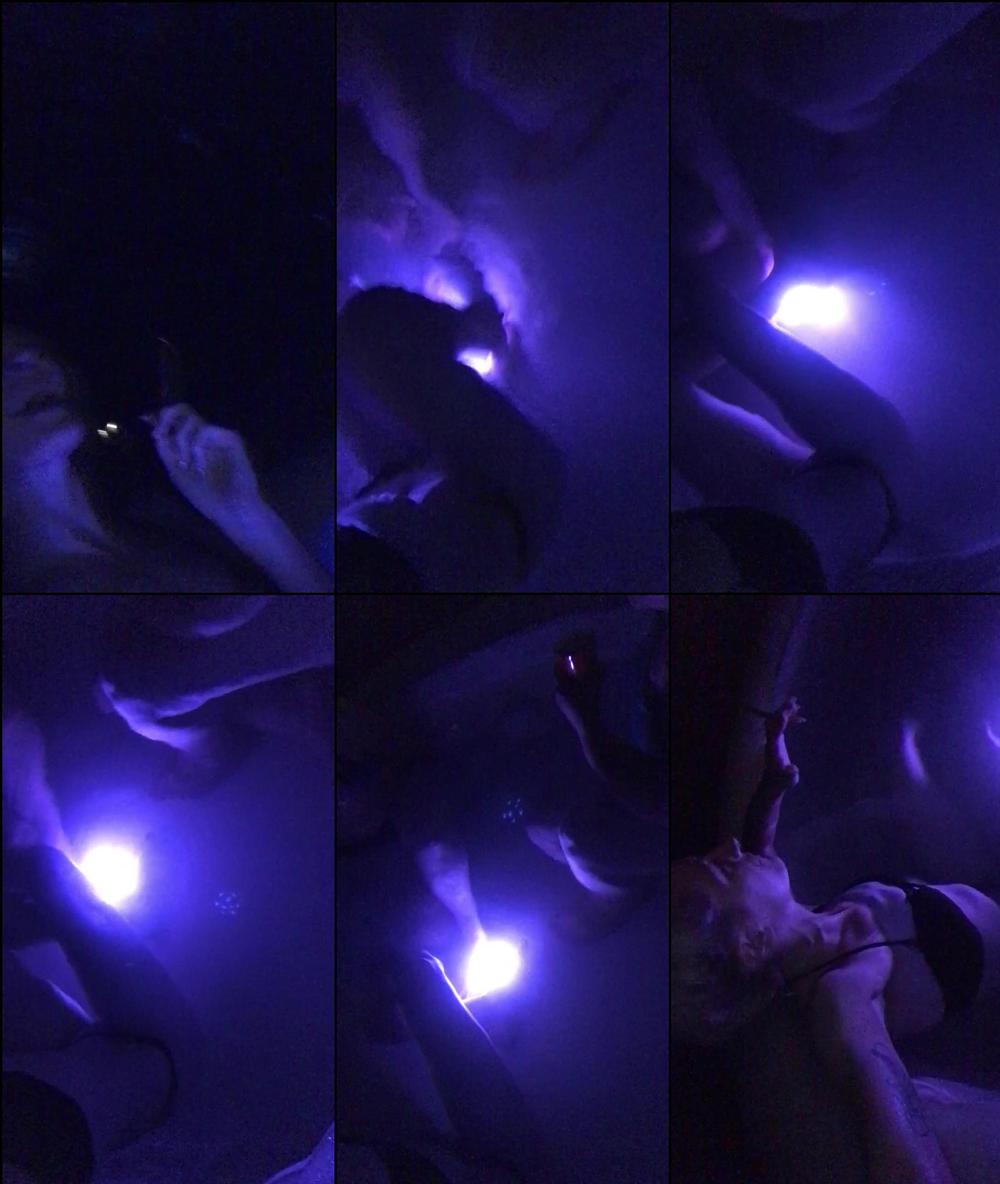 topdomme 01 09 2017 3305041  36 MISSED CALLS  Boys are bitches. Smoking in the hot tub ignoring you