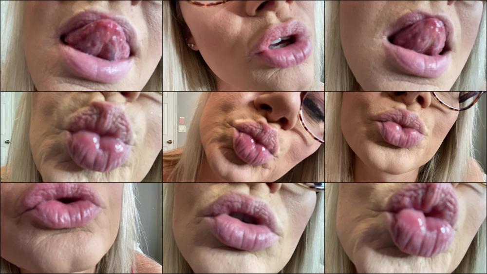 Hot Moms Kissing
