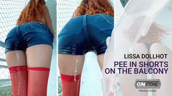 PEE IN SHORTS ON THE BALCONY (lissadollhot)
