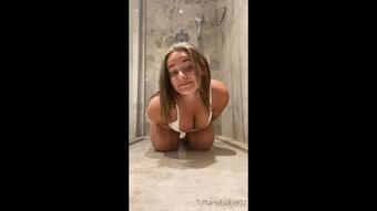 MASSIVE SQUIRT IN THE SHOWER (Tiffanybabe01)