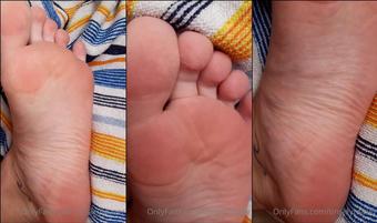 tinsleyteaser 27 11 2020 1342548530 Who loves fresh and clean feet, just out of the shower  Now I'm sitting on your bed af (tinsleyteaser)