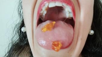 POV FACE I'M A GIANTESS PLAYING WITH HER GUMMY BEARS (_Arlequin_)