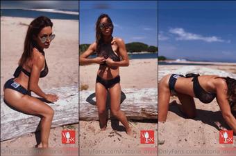 vittoria_divine_x 18 10 2022 2644947412 Sexy dance on the beach (vittoria_divine_x)