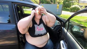 Eating Ice Cream in the Car (Xutjja)