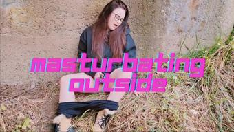 Caityfoxx Masturbating Outside In Public (CaityFoxx)