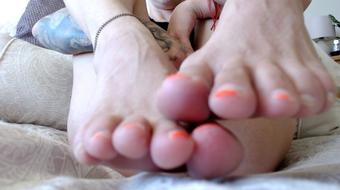 Sexy Milf's Close Up Sweaty Feet & Stubbly Pussy Play (SuzieLove212)