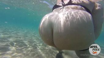 aprilfoxx 41773280 2020 08 20 twerking underwater is kinda hard  (aprilfoxx)