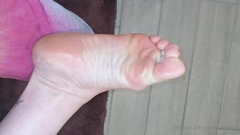 pipersweetfeet 07 09 2021 2214342859 rubbing lotion into my soles and talking dirty (pipersweetfeet)