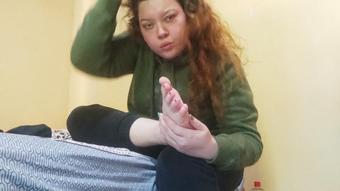 MollyDolly - Molly Smells Her Stinky Sweat Feet (MollyDolly)