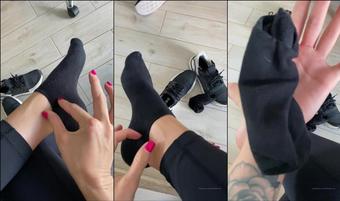 lexiidomme 21 01 2020 131465701 1 minute Video  That sensual moment when I take My gym shoes and sweaty socks off after a  (lexiidomme)