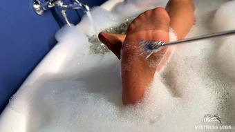 MistressLegs - Scratching Mistress's nylon feet with a scratcher in a foam bath (MistressLegs)