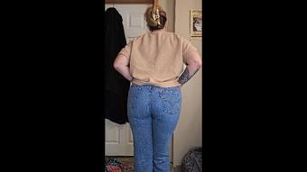 Peeing in a Pair of Levi Jeans (KittyUV)