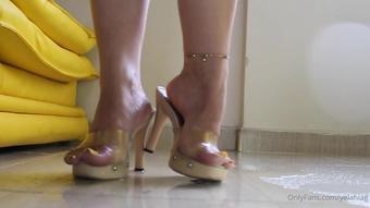 yelahiag 08 03 2021 2049336833 if do yoyu like the golden rain and pretty feet wearing heels this video is for you darlin (yelahiag)