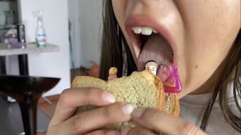giantess make sandwich with friends vore - August 01, 2022 (Colombianbigass)