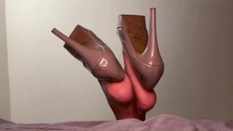 Ebony Girl Dangles Removes Guess Pumps (Pink Foxx)