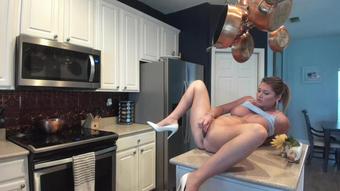 Kitchen Cum (LauranVickers)